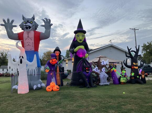 People ‘Notice’ When You Steal A ‘Giant Inflatable Werewolf’, Sheriff’s ...