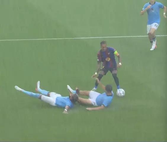 📸 Two defenders floored: Raphinha's killer feint ☠️🔪 - NewsBreak