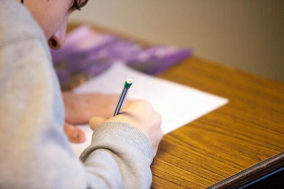10 dead giveaways students are using AI to cheat - NewsBreak