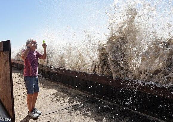 Stunning beachfront California home starts to crumble into the ocean ...