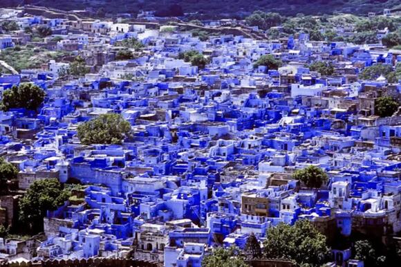 15 Places That Are Completely Blue (From Santorini to Morocco & Beyond ...