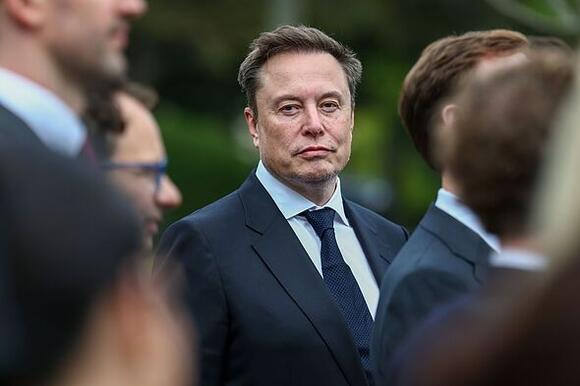 Elon Musk threatens to jail Hillary Clinton's podcast partner after her ...