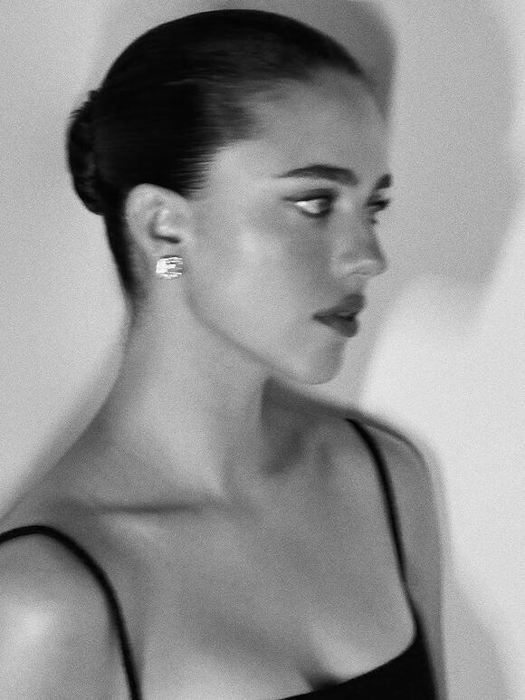 Margaret Qualley Stuns in Sleek Mini Dress at 'Honey Don't!' Premiere -  NewsBreak