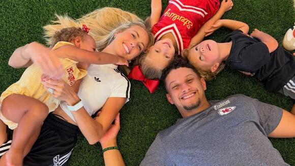 Brittany Mahomes’ Kids Dress To Impress Dad Patrick & Chiefs for Game ...