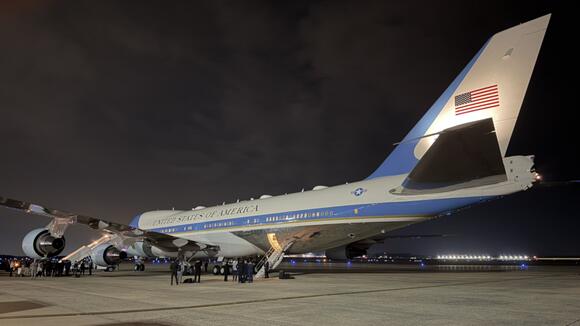  Foto zu White House Staffers Bid Farewell to 35-Year-Old Air Force One Jet, But 