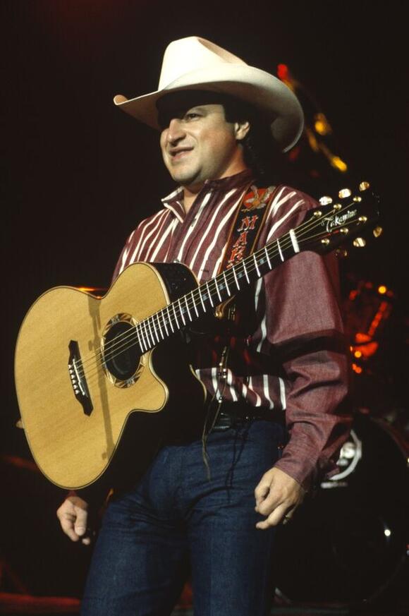 Country music legend rushed to hospital moments before performing on stage  - NewsBreak