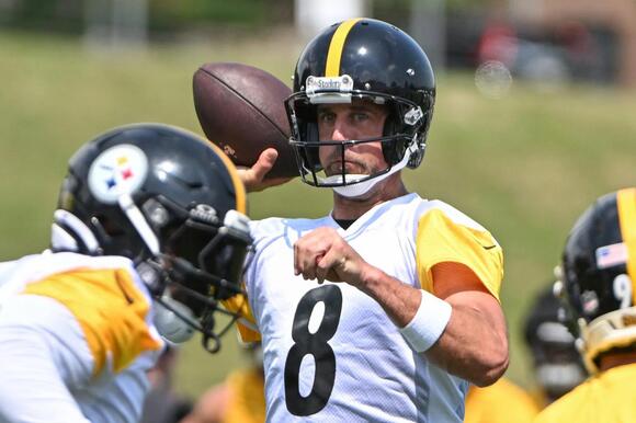 Aaron Rodgers Claps Back at Steelers Legend Terry Bradshaw Over  Controversial Comments Directed at Him - NewsBreak