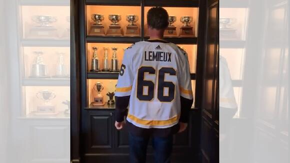 Penguins legend Mario Lemieux tries on new Reverse Retro ...