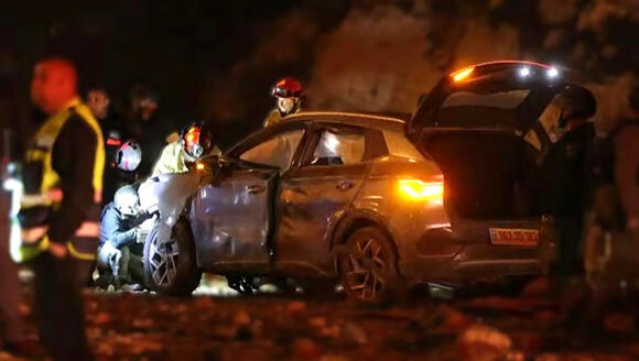 Chinese Armor. BYD Atto 3 Survives Rocket Strike in Jerusalem - NewsBreak