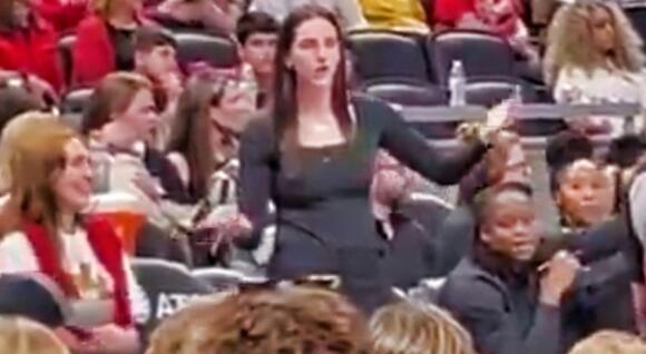 Cameras Caught Caitlin Clark Giving Ref The “Cat Claws” After Getting  Warned During Heated Back-And-Forth [VIDEO] - NewsBreak
