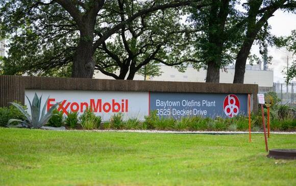 ExxonMobil Hikes 2030 Outlook, Lifts Earnings and Cash Flow Growth ...