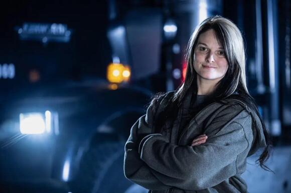 How 'Ice Road Truckers' Star Lisa Kelly Turned a Pizza Delivery Gig Into  Her Dream Career (EXCLUSIVE) - NewsBreak