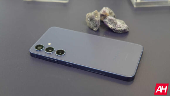 A Samsung Galaxy S24's Battery Suddenly Caught Fire During Normal Use ...