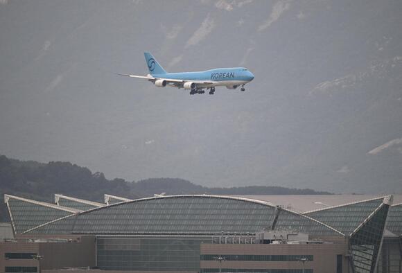 Sick passenger dies mid-flight after cabin crew forgets to attach mask ...