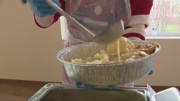 Volunteer Serve Christmas Dinner 2022 Chicago Area Salvation Army Volunteers Provide Over 2,500 Christmas Meals For Those In  Need - Newsbreak