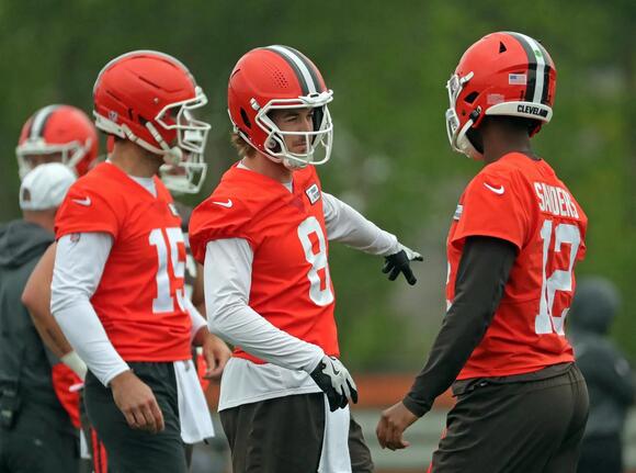 NFL Analyst Predicts Brutal Outcome for Browns' Week 1 QB Amid 4-Way Battle Between Shedeur Sanders and Others - NewsBreak