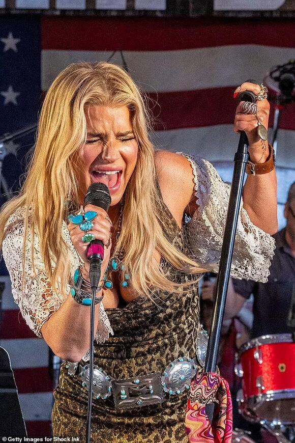 Jessica Simpson hits the stage for the first time in 15 years ahead of ...