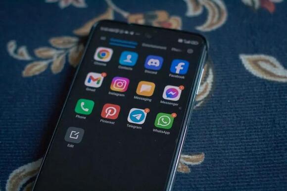 The Phone Setting That Automatically Deletes Old Text Messages to Free ...