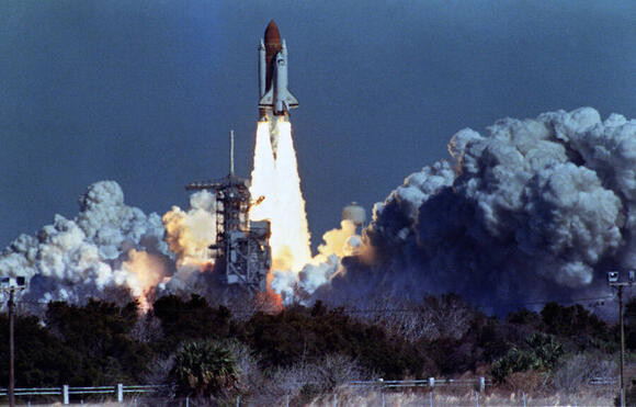 33 Unsettling Photographs Of The Challenger Explosion As It Unfolded ...