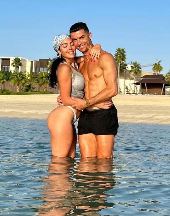 Cristiano Ronaldo forked out eye-watering seven-figure sum Georgina Rodriguez's engagement ring - NewsBreak