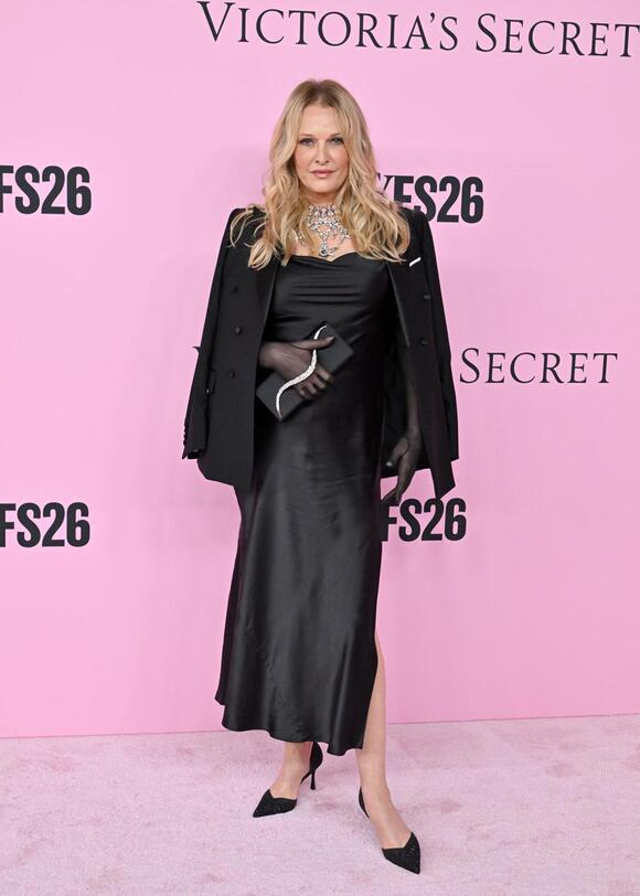 ‘90s Victoria’s Secret Angel Makes Surprise Appearance at 57 - NewsBreak