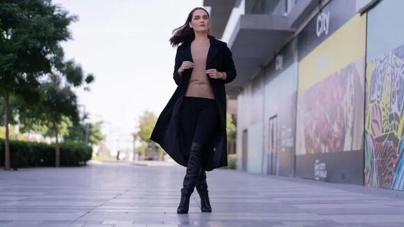The Runway Walk Technique Models Are Taught but Never Discuss - NewsBreak