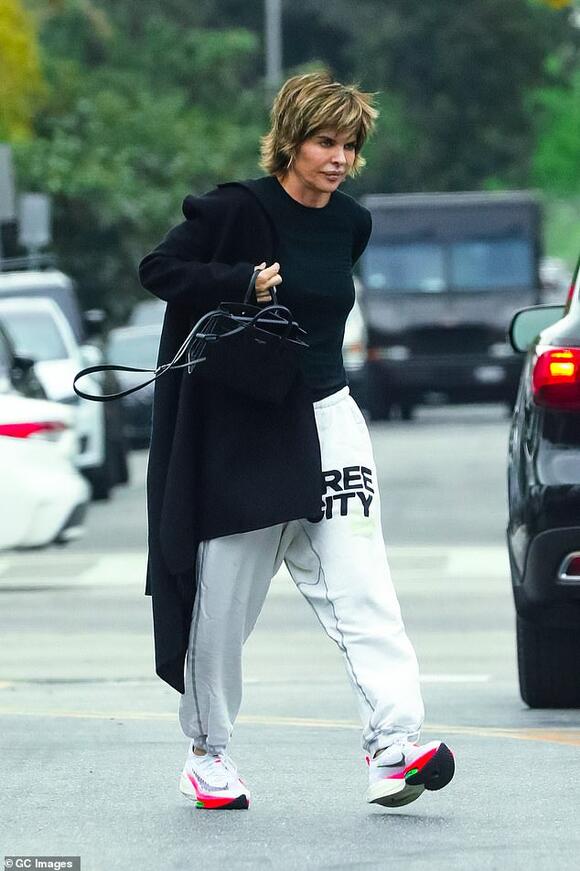 Lisa Rinna ditches the high fashion for sweatpants and trainers as