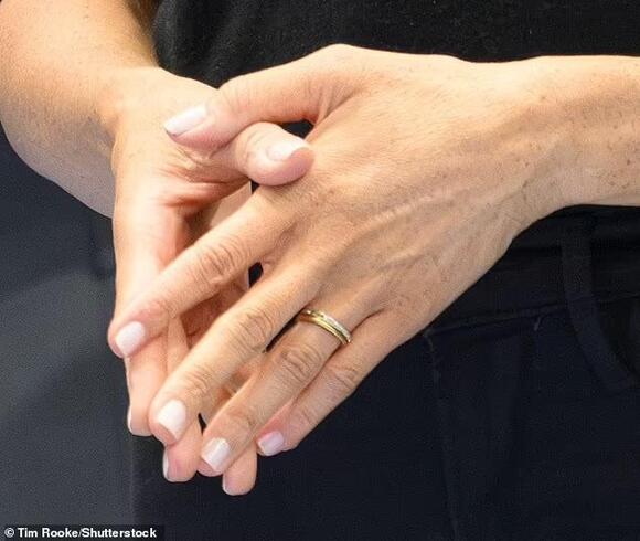 Meghan markle hot sale dainty rings