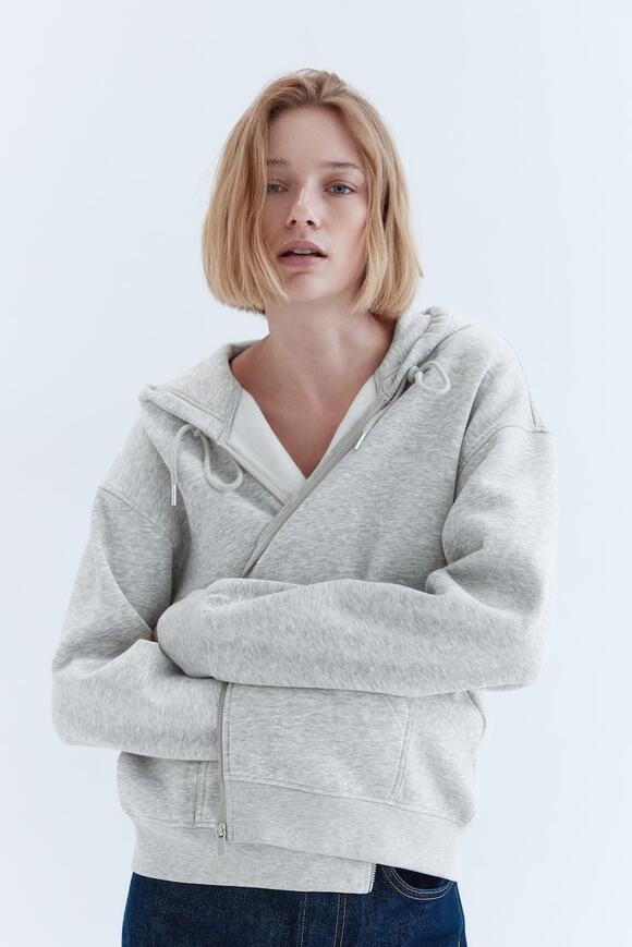 If You’re Going to Wear Leggings in Fall 2025, Wear Them in This Shade ...