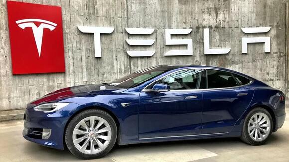 Elon Musk Unveils Tesla Roadster Rocket Labeled a 'Flying Car' — DOT ...