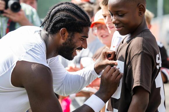 Shedeur Sanders Goes Viral for Heartwarming Gesture Toward Young Fans  During Browns Training Camp - NewsBreak
