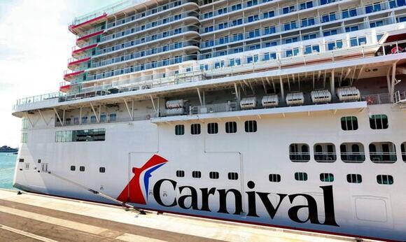 Carnival Cruise passenger filmed 'using fork to scratch fungus off her ...