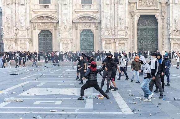 Italy puts troops on stand-by amid fears of renewed riots