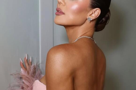 Khloe Kardashian hit with huge backlash over wild photoshop admission -  NewsBreak