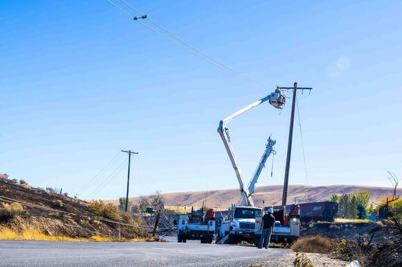 At least 4 homes destroyed in Washington wildfire. Utility says power ...