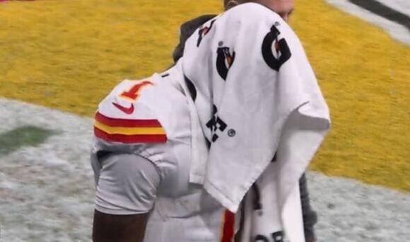 Travis Kelce brutally injures Chiefs teammate and takes him out of game - NewsBreak