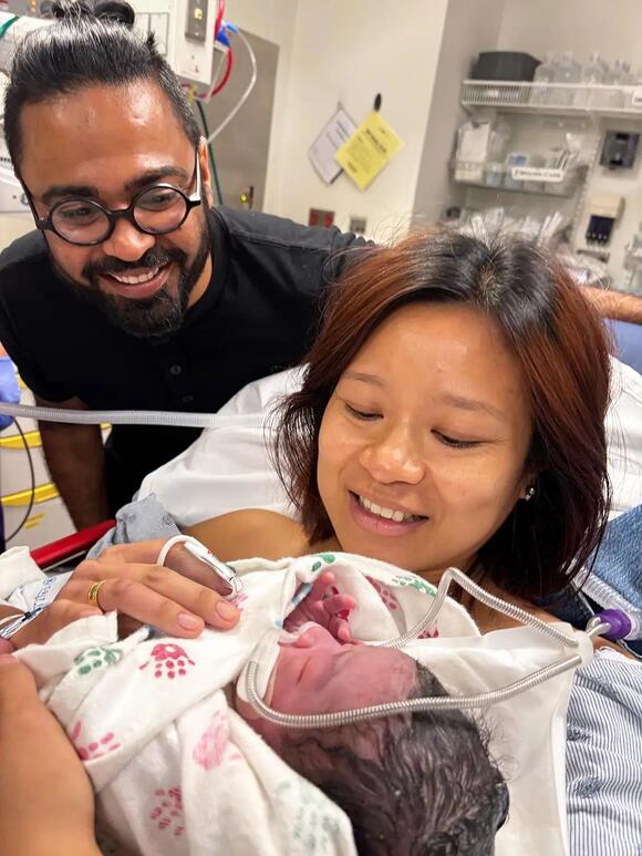 Husband Saw Wife Start to Give Birth in the Car. His Foot Was on the