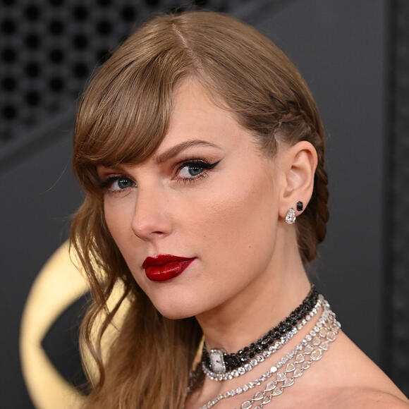 Fans React To Taylor Swift's 'Horribly' Photoshopped Cover Picture For ...