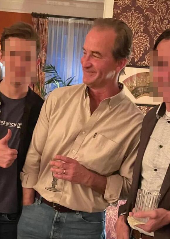 Astronomer's HR chief Kristin Cabot seen with wedding ring, apparent hubby  in pics taken just before Coldplay scandal - NewsBreak