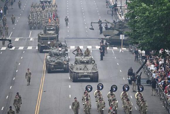 Trump swears in 250 Army recruits at DC parade as weapons sent to ...