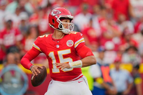 NY Giants Karen' Caught On Camera: Steals Patrick Mahomes' Special Gift  Right From The Hands Of 10-Year-Old Chiefs Fan [VIDEO] - NewsBreak