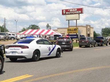 KATV - PHOTO: Des agents des forces de l'ordre sur les lieux de la fusillade à Fordyce, Arkansas, le 21 juin 2024.