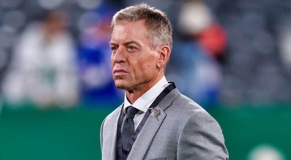 Annoyed NFL Fans Are Making The Same Complaint About Troy Aikman During Vikings-Bears “Monday Night Football” - NewsBreak