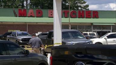 KATV - PHOTO: Des agents des forces de l'ordre sur les lieux de la fusillade à Fordyce, Arkansas, le 21 juin 2024.