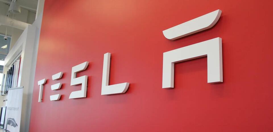 Tesla says FSD v15 is a ‘step-change,’ Optimus sells in 2027 - NewsBreak