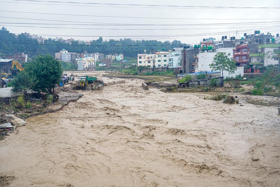 Evacuate now: Rising rivers threaten two states - NewsBreak