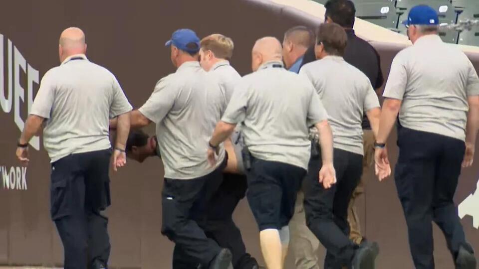 Man detained, carried out of Wrigley Field by security prior to game vs ...