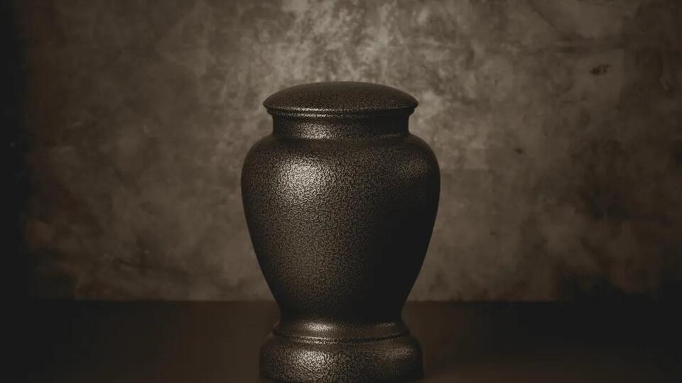 Man steals ashes of woman's daughter, holds them for ransom, police say ...