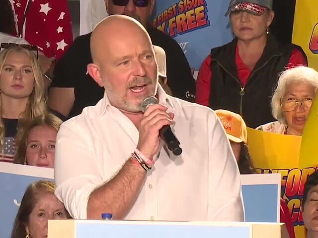 Governor hopeful Steve Hilton draws Oceanside crowd before California midterms