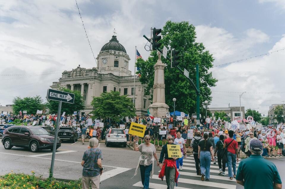 'No Kings' Bloomington crowd hears warning: Trump is more dangerous ...